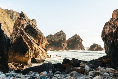 Günbatımında Portekiz 'deki Sintra-Cascais Doğal Parkı' ndaki Praia da Ursa plajı. Yüksek kalite fotoğraf