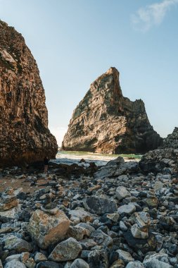 Günbatımında Portekiz 'deki Sintra-Cascais Doğal Parkı' ndaki Praia da Ursa plajı. Yüksek kalite fotoğraf