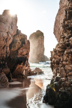 Günbatımında Portekiz 'deki Sintra-Cascais Doğal Parkı' ndaki Praia da Ursa plajı. Yüksek kalite fotoğraf
