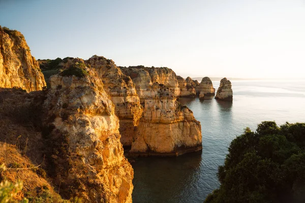 Lagos, Algarve, Portekiz 'de güneş doğarken Ponta da Piedade' nin harika manzarası. Yüksek kalite fotoğraf