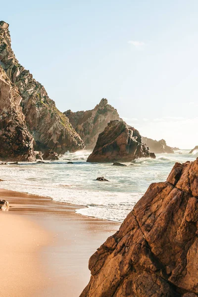 Günbatımında Portekiz 'deki Sintra-Cascais Doğal Parkı' ndaki Praia da Ursa plajı. Yüksek kalite fotoğraf