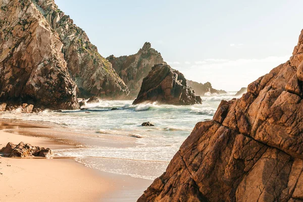 Günbatımında Portekiz 'deki Sintra-Cascais Doğal Parkı' ndaki Praia da Ursa plajı. Yüksek kalite fotoğraf