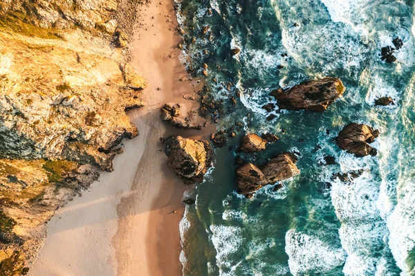 Güneş batarken Portekiz 'de Praia da Ursa' nın hava aracı fotoğrafı. Yüksek kalite 4k görüntü
