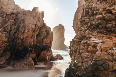 Günbatımında Portekiz 'deki Sintra-Cascais Doğal Parkı' ndaki Praia da Ursa plajı. Yüksek kalite fotoğraf