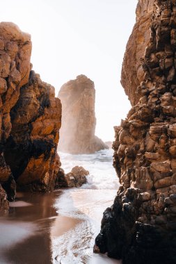 Günbatımında Portekiz 'deki Sintra-Cascais Doğal Parkı' ndaki Praia da Ursa plajı. Yüksek kalite fotoğraf