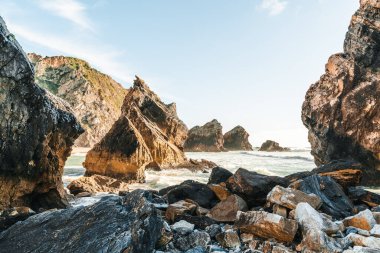 Günbatımında Portekiz 'deki Sintra-Cascais Doğal Parkı' ndaki Praia da Ursa plajı. Yüksek kalite fotoğraf