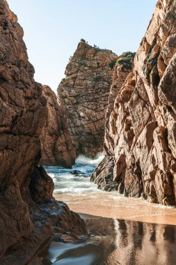 Günbatımında Portekiz 'deki Sintra-Cascais Doğal Parkı' ndaki Praia da Ursa plajı. Yüksek kalite fotoğraf