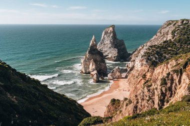 Günbatımında Portekiz 'deki Sintra-Cascais Doğal Parkı' ndaki Praia da Ursa plajı. Yüksek kalite fotoğraf