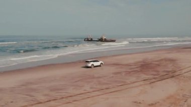 Namibya sahilinde Skeleton Sahili 'nde Zeila Batık' la bir off-road gezisi. Yüksek kalite 4k görüntü