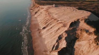 Danimarka sahil şeridindeki Rubjerg Knude Deniz Feneri 'nde insansız hava aracı görüntüleri. Yüksek kalite 4k görüntü