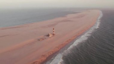 Walvis Körfezi, Namibya, Afrika 'daki Pelikan Noktası' ndaki Deniz Feneri Hava Sunset Drone Manzarası. Yüksek kalite 4k görüntü