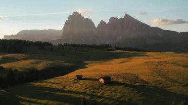 Sonbahar Gündoğumu 'nda Dolomites South Tyrol Italya' daki Alpe di Siusi Seiser Alm 'de insansız hava aracı görüntüleri. Yüksek kalite 4k görüntü