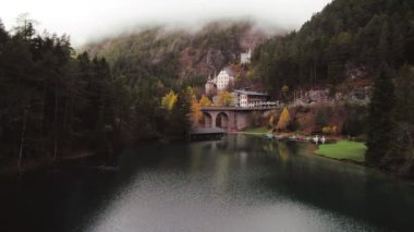 Sonbahar sezonunda Avusturya 'daki Fernsteinsee Gölü' nün Moody Aerial videosu. Yüksek kalite fotoğraf