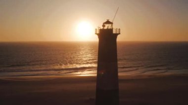 Walvis Körfezi, Namibya, Afrika 'daki Pelikan Noktası' ndaki Deniz Feneri Hava Sunset Drone Manzarası. Yüksek kalite 4k görüntü