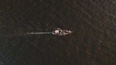 Victoria Gölü, Mwanza, Tanzanya 'daki bir balıkçı teknesinin insansız hava aracı görüntüleri. Yüksek kalite 4k görüntü