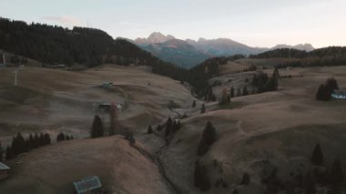 Sonbahar Gündoğumu 'nda Dolomites South Tyrol Italya' daki Alpe di Siusi Seiser Alm 'de insansız hava aracı görüntüleri. Yüksek kalite 4k görüntü