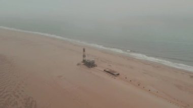 Walvis Bay, Namibya, Afrika 'daki Pelikan Noktası' ndaki Deniz Feneri Hava Aracı Manzarası. Yüksek kalite 4k görüntü