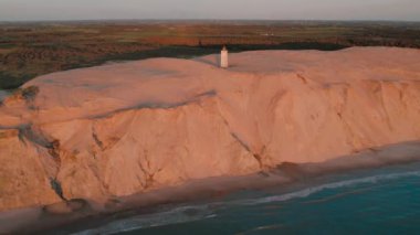 Danimarka sahil şeridindeki Rubjerg Knude Deniz Feneri 'nde insansız hava aracı görüntüleri. Yüksek kalite 4k görüntü