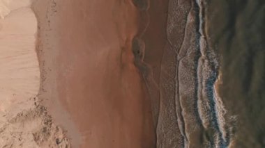 Danimarka 'daki Rubjerg Knude yakınlarındaki Lonstrup Lokken Sahili' ndeki İHA görüntüleri. Yüksek kalite 4k görüntü
