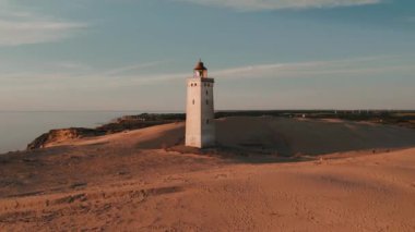 Danimarka sahil şeridindeki Rubjerg Knude Deniz Feneri 'nde insansız hava aracı görüntüleri. Yüksek kalite 4k görüntü