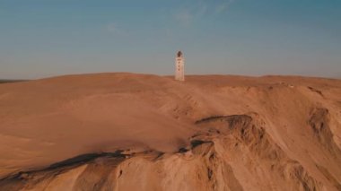 Danimarka sahil şeridindeki Rubjerg Knude Deniz Feneri 'nde insansız hava aracı görüntüleri. Yüksek kalite 4k görüntü