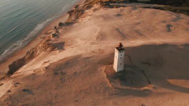 Danimarka sahil şeridindeki Rubjerg Knude Deniz Feneri 'nde insansız hava aracı görüntüleri. Yüksek kalite 4k görüntü