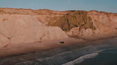 Danimarka 'daki Rubjerg Knude yakınlarındaki Lonstrup Lokken Sahili' ndeki İHA görüntüleri. Yüksek kalite 4k görüntü