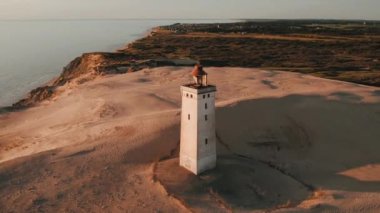 Danimarka sahil şeridindeki Rubjerg Knude Deniz Feneri 'nde insansız hava aracı görüntüleri. Yüksek kalite 4k görüntü