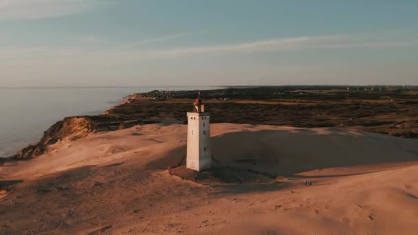 デンマーク コーストラインのルービュート ノード灯台のドローン映像 高品質の4K映像 — ストック動画