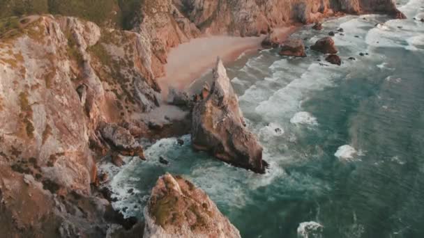 Zdjęcia Lotu Drona Praia Ursa Portugalii Podczas Zachodu Słońca Wysokiej — Wideo stockowe