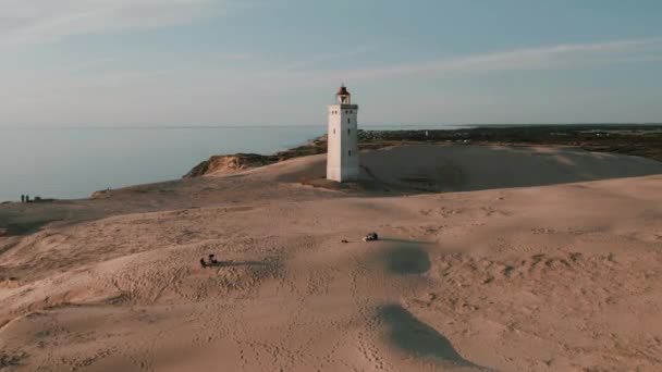 デンマーク コーストラインのルービュート ノード灯台のドローン映像 高品質の4K映像 — ストック動画