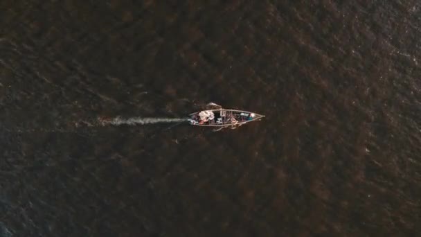 Πάνω Κάτω Πλάνα Drone Από Ένα Αλιευτικό Σκάφος Στη Λίμνη — Αρχείο Βίντεο