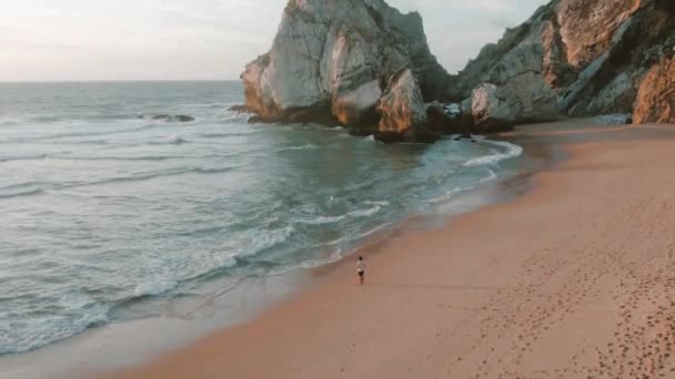 Zdjęcia Lotu Drona Praia Ursa Portugalii Podczas Zachodu Słońca Wysokiej — Wideo stockowe