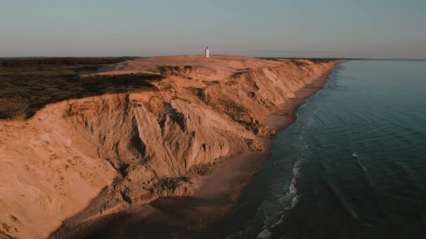 Drónfelvételek Rubjerg Knude Világítótoronynál Dánia Partjainál Kiváló Minőségű Felvételek — Stock videók