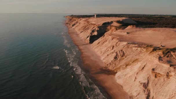 Zdjęcia Dronów Latarni Morskiej Rubjerg Knude Wybrzeżu Danii Wysokiej Jakości — Wideo stockowe