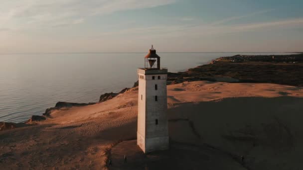 丹麦海岸线Rubjerg Knude灯塔的无人机镜头 高质量的4K镜头 — 图库视频影像
