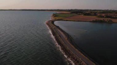 Helnaes Adası, Funen, Fyn, Danimarka 'daki köprü manzarası. Yüksek kalite 4k görüntü