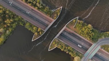 Harderwijk, Veluwemeer, Hollanda 'daki su kanalından geçen teknenin hava görüntüsü. Yüksek kalite 4k görüntü