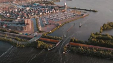 Harderwijk, Veluwemeer, Hollanda 'daki su kanalından geçen teknenin hava görüntüsü. Yüksek kalite 4k görüntü