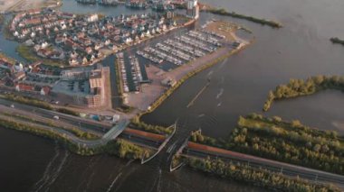Harderwijk, Veluwemeer, Hollanda 'daki su kanalından geçen teknenin hava görüntüsü. Yüksek kalite 4k görüntü