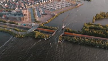 Harderwijk, Veluwemeer, Hollanda 'daki su kanalından geçen teknenin hava görüntüsü. Yüksek kalite 4k görüntü