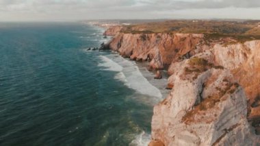 Günbatımında Portekiz 'de Praia da Ursa' nın hava aracı görüntüleri. Yüksek kalite 4k görüntü
