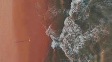 Günbatımında Portekiz 'de Praia da Ursa' nın hava aracı görüntüleri. Yüksek kalite 4k görüntü