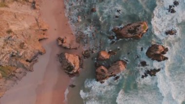 Günbatımında Portekiz 'de Praia da Ursa' nın hava aracı görüntüleri. Yüksek kalite 4k görüntü