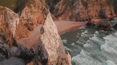 Günbatımında Portekiz 'de Praia da Ursa' nın hava aracı görüntüleri. Yüksek kalite 4k görüntü