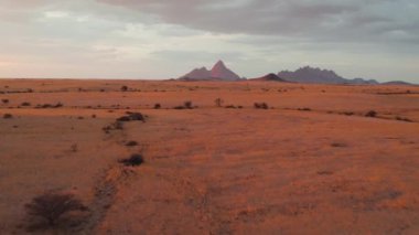 Spitzkoppe Namib Çölü, Damaraland, Namibya Afrika 'nın Hava Sunset Drone Manzarası. Yüksek kalite 4k görüntü