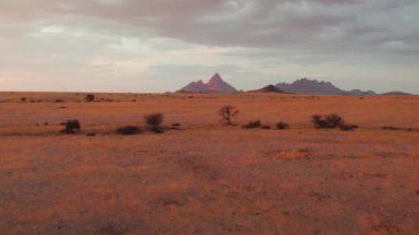 Spitzkoppe Namib Çölü, Damaraland, Namibya Afrika 'nın Hava Sunset Drone Manzarası. Yüksek kalite 4k görüntü