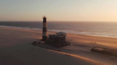 Walvis Körfezi, Namibya, Afrika 'daki Pelikan Noktası' ndaki Deniz Feneri Hava Sunset Drone Manzarası. Yüksek kalite 4k görüntü