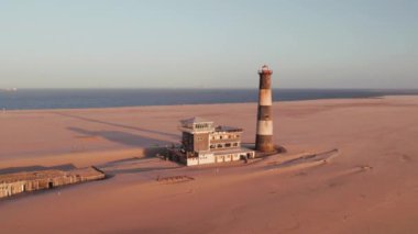 Walvis Körfezi, Namibya, Afrika 'daki Pelikan Noktası' ndaki Deniz Feneri Hava Sunset Drone Manzarası. Yüksek kalite 4k görüntü