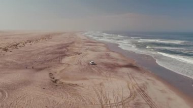 Namibya sahilinde Skeleton Sahili 'nde Zeila Batık' la bir off-road gezisi. Yüksek kalite 4k görüntü